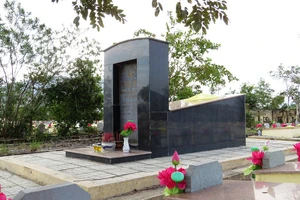 Xúc động trước ngội mộ tập thể có liệt sĩ người Đức