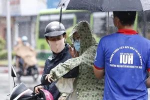 Thí sinh đội mưa đến trường thi môn Toán 