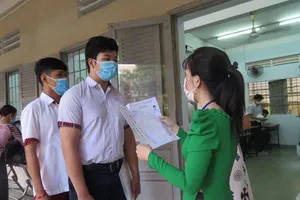 Kiểm tra thông tin thí sinh trước khi vào phòng thi tại trường THPT Thủ Đức. Ảnh: Phạm Anh 