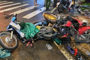 Ô tô lùa hàng loạt xe máy chờ đèn đỏ ở Bình Thạnh