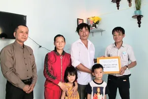 Bé Phi Long của bức ảnh “Nụ hôn vĩnh biệt" có nhà mới