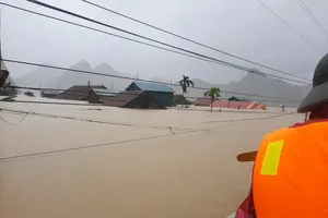 Quảng Bình: Cứu 20 người trên xe khách bị lũ cuốn trôi