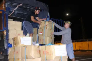 Hàng ngàn phần quà theo chân nghệ sĩ đến miền Trung