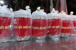 Xóm công viên Hạnh Phúc làm chà bông 'thương gửi miền Trung' 