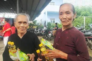 Các gia đình có hoàn cảnh khó khăn vui vẻ khi cầm trên tay những món hàng do chính tay mình lựa chọn. Ảnh: THẢO KIM