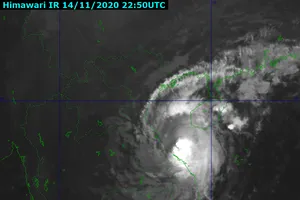Tâm bão 13 đang trên vùng biển Quảng Bình đến Thừa Thiên-Huế