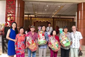 NSƯT Trịnh Kim Chi trao quà Tết tại Khu dưỡng lão nghệ sĩ