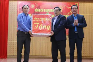 Ông Phạm Minh Chính, Ủy viên Bộ Chính trị, Trưởng Ban Tổ chức Trung ương trao quà cho lực lượng phòng, chống dịch bệnh COVID-19 tỉnh Hòa Bình. Ảnh: Báo Hòa Bình