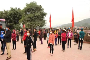 Người dân ở Hải Dương xếp hàng chờ lấy mẫu xét nghiệm COVID-19