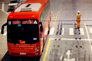 Xúc động hình ảnh CSGT chào đoàn chi viện Quảng Ninh