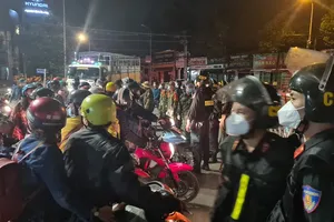 Tối 1-10, hàng trăm người về quê miền Tây bị chặn tại Bình Dương
