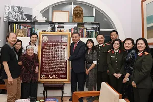 Bộ trưởng Tô Lâm thăm, tặng tranh khắc nhạc cho gia đình cố nhạc sĩ Văn Cao