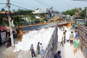 Container lao vào biệt thự, bột mỳ tràn trắng đường