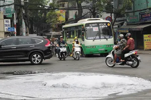 Bọt tuyết lạ xuất hiện trên phố