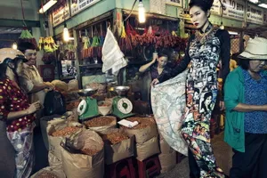 Áo dài Công Trí xuống phố