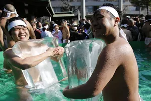 Đàn ông Nhật cởi trần ôm băng để cầu may