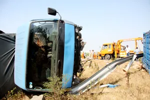 Xe tải mất lái làm một người bị thương