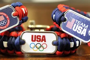 Kiếm triệu USD nhờ làm vòng tay Olympic