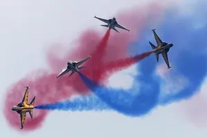 Không quân châu Á “khoe hàng” trên bầu trời