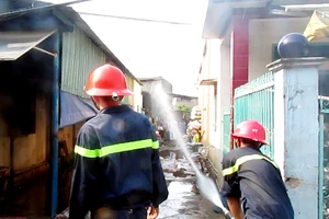 Chủ đi vắng, nhà bị lửa thiêu rụi