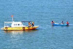 Lật thuyền, một người mất tích 