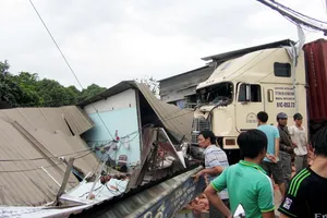 Xe đầu kéo đâm sập ba căn nhà ở Thủ Đức