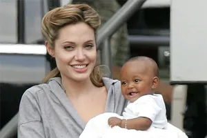 Angelina Jolie muốn sinh thêm con trước khi cắt buồng trứng