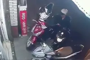 Bất cẩn bị "khoắng" đồ trong tíc tắc