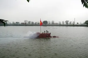 Chùm ảnh Tàu ngầm Trường Sa chạy thử nghiệm trên hồ