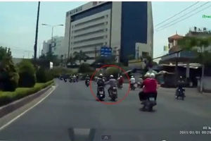 Bị cướp bất ngờ khi xài điện thoại trên đường