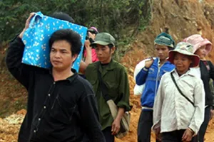 Thói quen dị đại gia Việt: Vác bao tải tiền ăn chơi