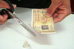 Xem xét việc cắt góc giấy phép lái xe