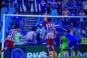 Cổ động viên tụt quần "ám quẻ" khiến Costa đá hụt 11m