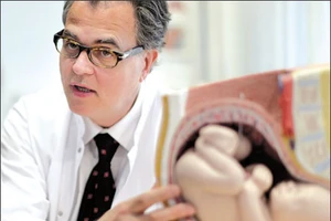 Một phụ nữ mang thai nhầm con của người khác 