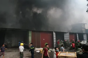 Cháy lớn tại kho hàng Diana