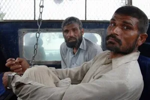 Rùng mình hai kẻ ăn thịt hơn 100 người chết ở nghĩa trang địa phương