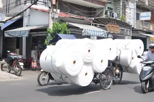 Xích lô “làm xiếc” trên đường