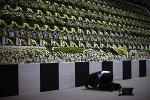 Đau xót viếng bàn thờ chung của hàng trăm học sinh chìm phà