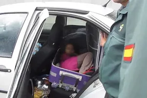 Bố giấu con trong vali để qua mắt hải quan