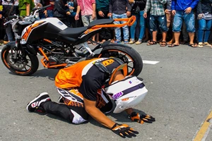 VĐV Malaysia quỳ lạy xin khán giả Việt đừng... phá giải đua