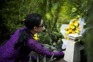 Chùm ảnh ca sĩ Khánh Ly viếng mộ Trịnh Công Sơn