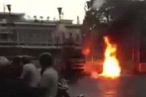 Một phụ nữ tự thiêu trước hội trường Thống Nhất để phản đối Trung Quốc