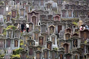 Tỉ phú cũng bí chỗ chôn