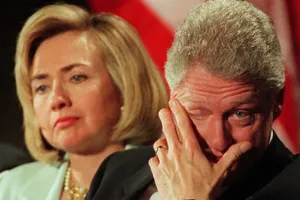 Vợ chồng Bill Clinton bị “cháy túi” sau khi rời Nhà Trắng