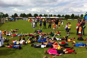 Rộ trào lưu chụp ảnh “bay người” giống Van Persie 