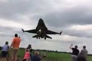 Máy bay chiến đấu suýt đâm hàng trăm người dân xem trình diễn