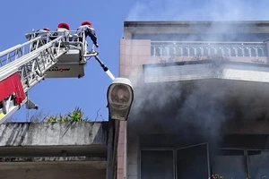 Cửa hàng ba tầng cháy dữ dội giữa trung tâm Đà Nẵng