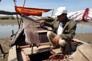  Người đàn ông hơn 30 năm vớt xác trên sông