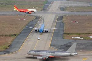 Chuyện "tế nhị" sau những chuyến bay: Không được bay vì... thiếu xe thang