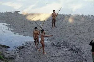 Video thổ dân ở rừng Amazon tiếp xúc với thế giới bên ngoài